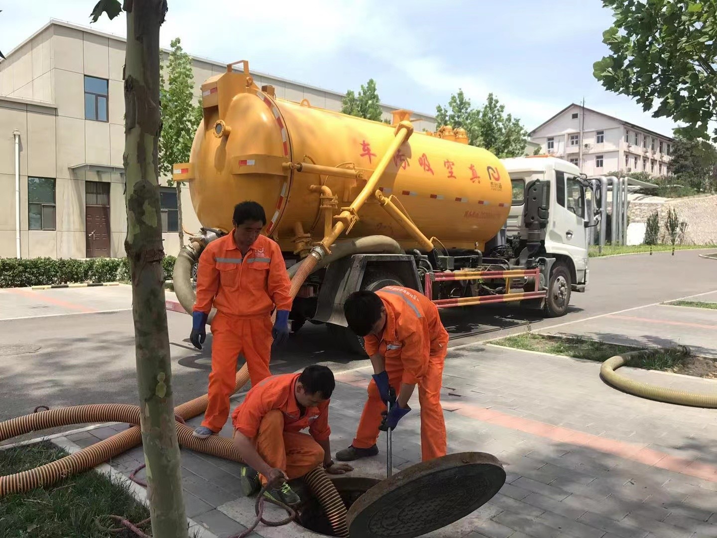 岭东管道疏通车停在窨井附近