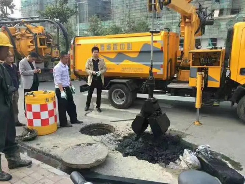 岭东街道：网格员化身“清道夫”，为民解忧疏通“堵心”化粪池