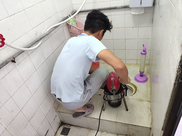 岭东肥皂掉到马桶里把马桶堵住了怎么办？马桶堵住了怎么办