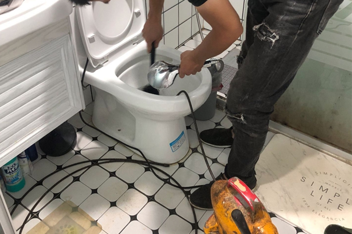 岭东马桶堵塞自己疏通还是找师傅？专业上门服务让你省时更省心