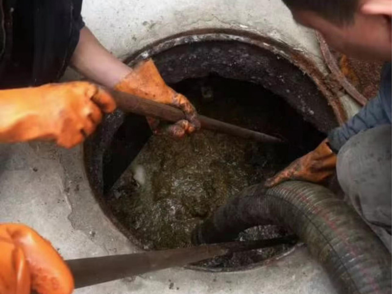 岭东清理化粪池时如何避免沼气的危害？